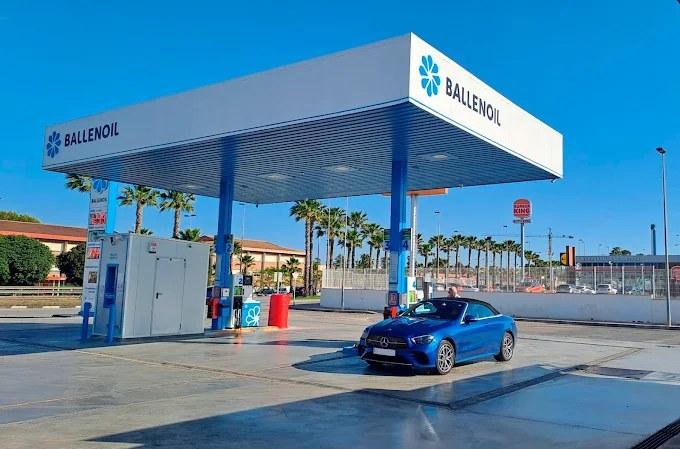 Gasolinera en rentabilidad en Torrevieja · Ballenoil, local y cargadores