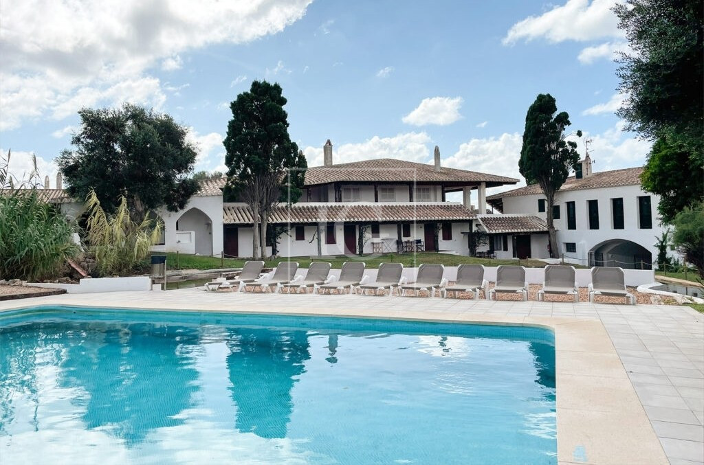 Complejo de apartamentos turísticos y zona comercial en Menorca · 60 alojamientos